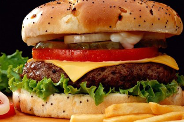 Sau một thế kỷ từ ngày ra đời, hamburger ngày càng trở nên phổ biến và phát triển đến  mức 60% bánh kẹp thịt trên thế giới là hamburger - Ảnh: Franchise Focus