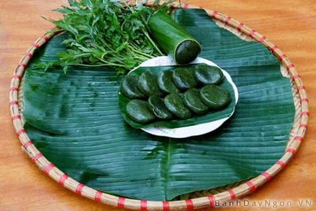 Bánh ngải của người dân tộc Tày, Nùng Lạng Sơn là món ăn truyền thống, thường được làm vào Tết thanh minh và những dịp mừng lúa mới.