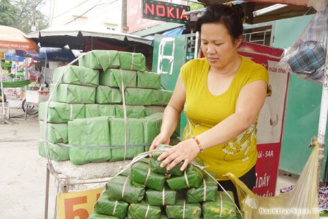 Chị Nguyễn Thị Nhiễu một trong số những người đang vẫn cố gắng giữ nghề bánh.